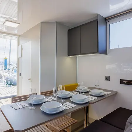 Botel Barco-Apartamento Atlantis *