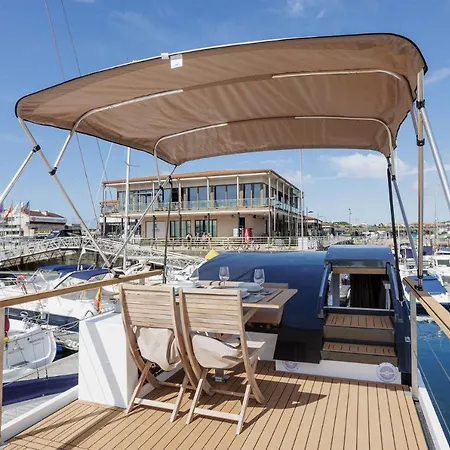 Barco-Apartamento Atlantis Botel Sanxenxo