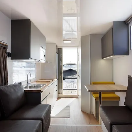 Barco-Apartamento Atlantis Botel
